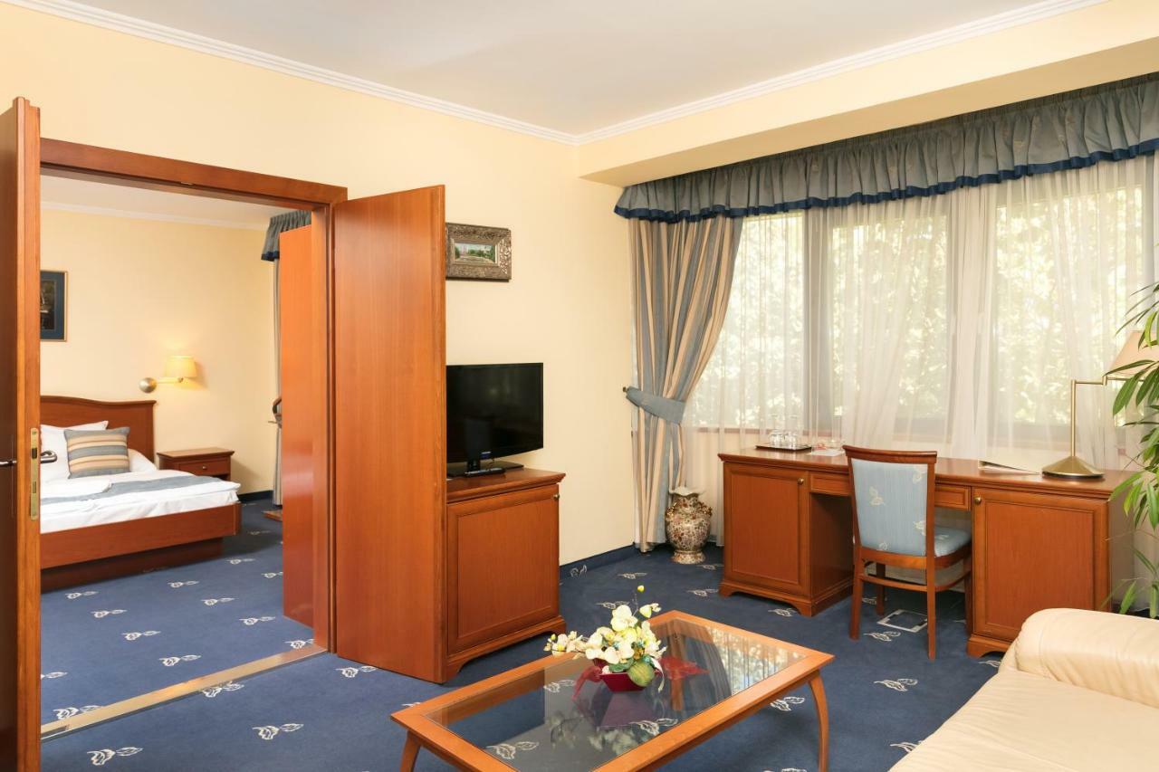 Hotel Kalvaria Superior Győr Exterior foto